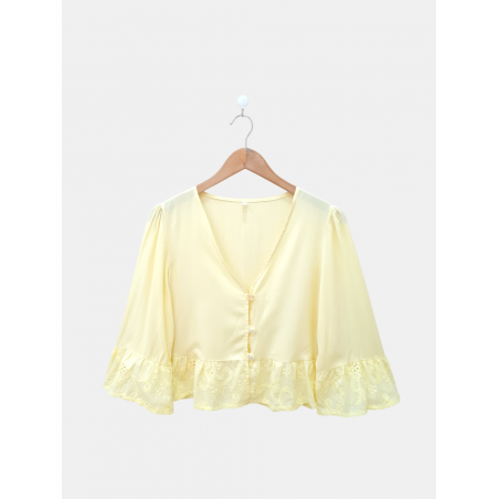Camisa de poplin manga princesa 3/4, con cuello en "V", y broderie en puños y volados inferiores