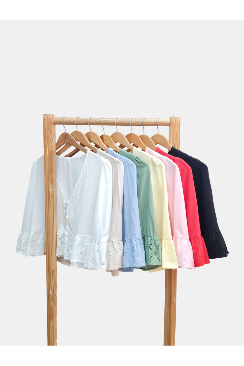 Camisa de poplin manga princesa 3/4, con cuello en "V", y broderie en puños y volados inferiores