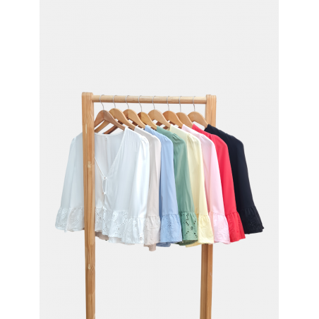 Camisa de poplin manga princesa 3/4, con cuello en "V", y broderie en puños y volados inferiores