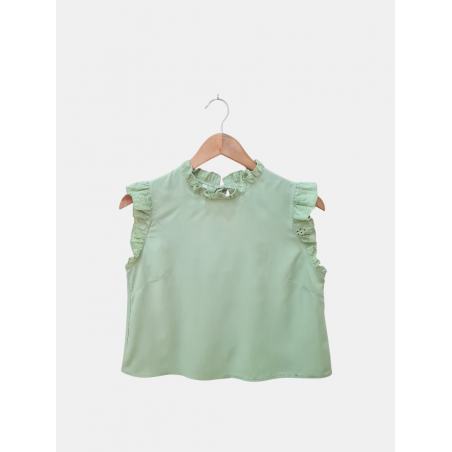 Blusa de poplin con volados en cuello y mangas en broderie, pinzas y tiras en espalda