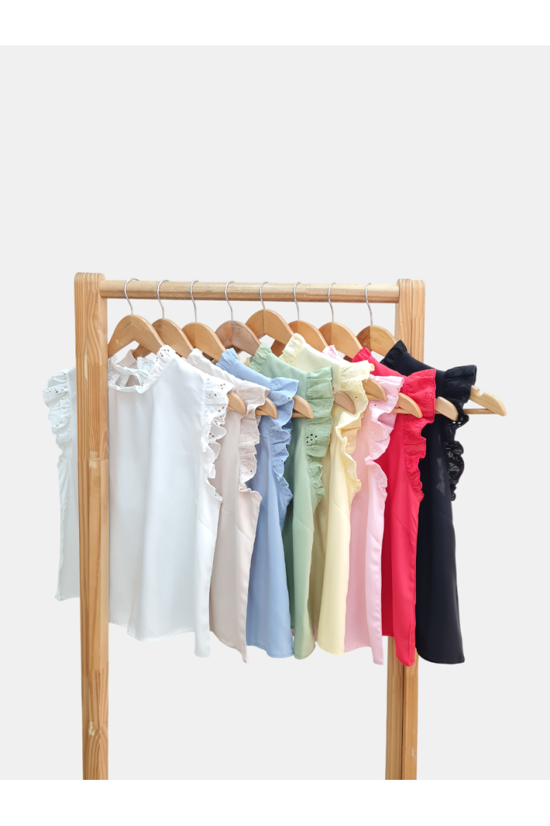 Blusa de poplin con volados en cuello y mangas en broderie, pinzas y tiras en espalda
