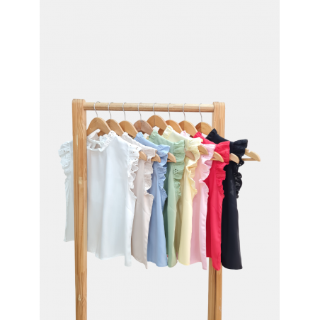 Blusa de poplin con volados en cuello y mangas en broderie, pinzas y tiras en espalda