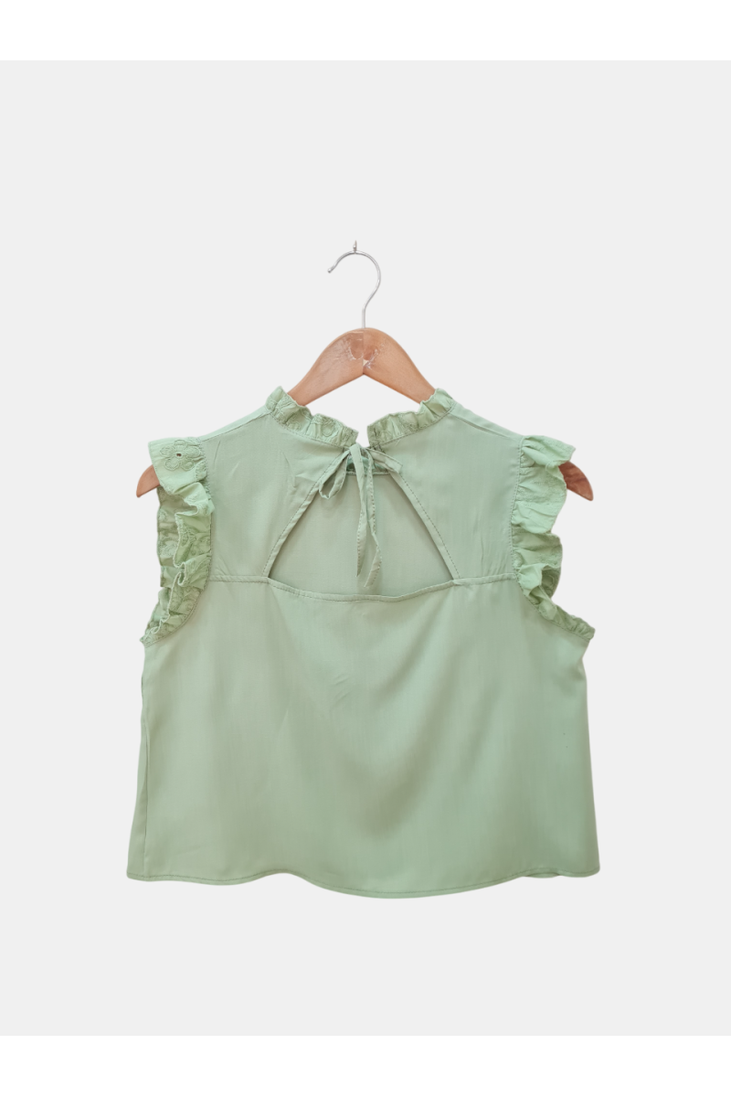 Blusa de poplin con volados en cuello y mangas en broderie, pinzas y tiras en espalda