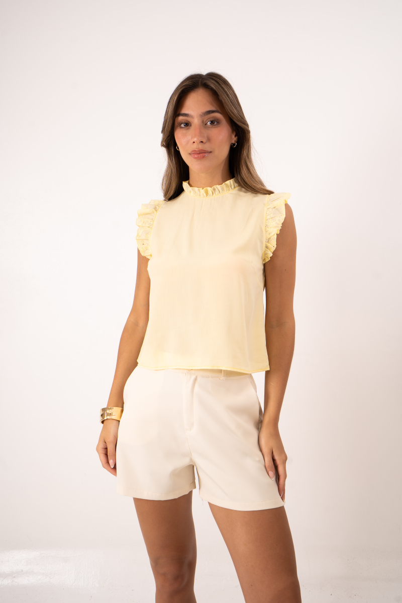 Blusa de poplin con volados en cuello y mangas en broderie, pinzas y tiras en espalda