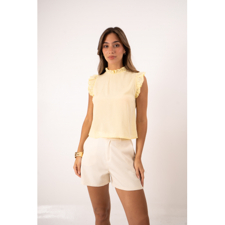 Blusa de poplin con volados en cuello y mangas en broderie, pinzas y tiras en espalda