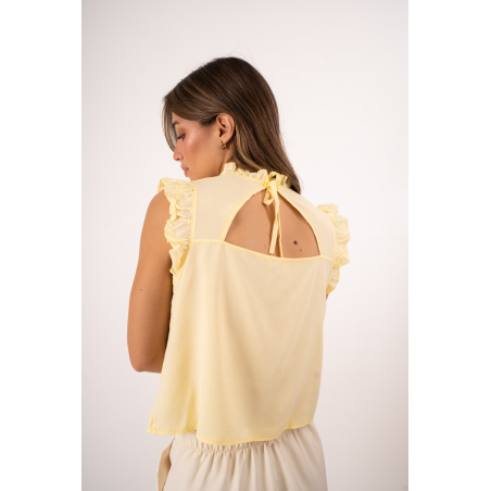 Blusa de poplin con volados en cuello y mangas en broderie, pinzas y tiras en espalda
