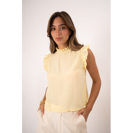 Blusa de poplin con volados en cuello y mangas en broderie, pinzas y tiras en espalda