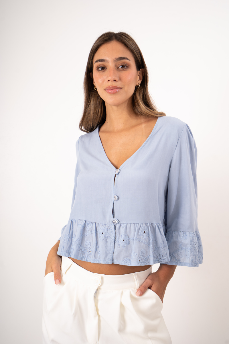 Camisa de poplin manga princesa 3/4, con cuello en "V", y broderie en puños y volados inferiores