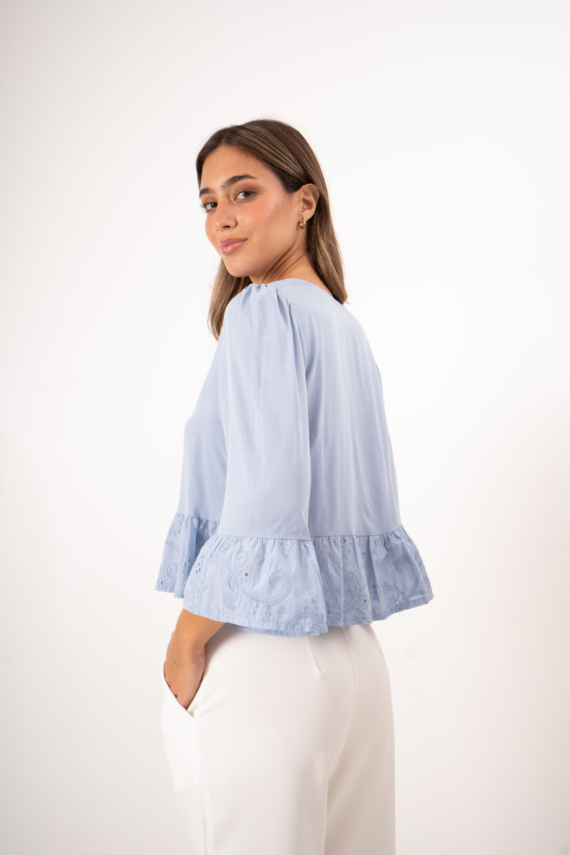 Camisa de poplin manga princesa 3/4, con cuello en "V", y broderie en puños y volados inferiores