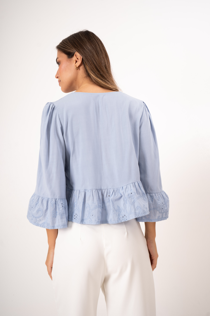 Camisa de poplin manga princesa 3/4, con cuello en "V", y broderie en puños y volados inferiores