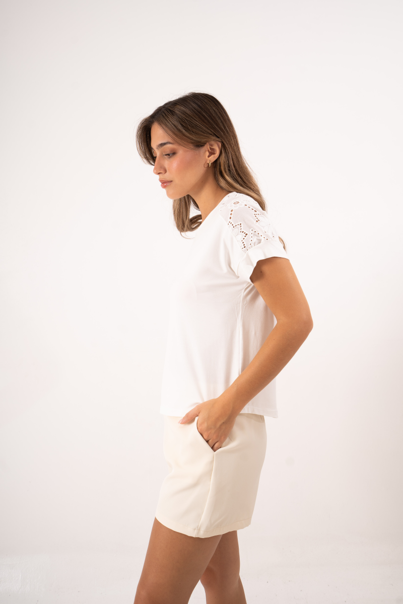 Remera de modal viscosa manga dolman con broderie en hombros, puños y lágrima
