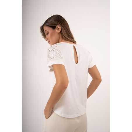 Remera de modal viscosa manga dolman con broderie en hombros, puños y lágrima