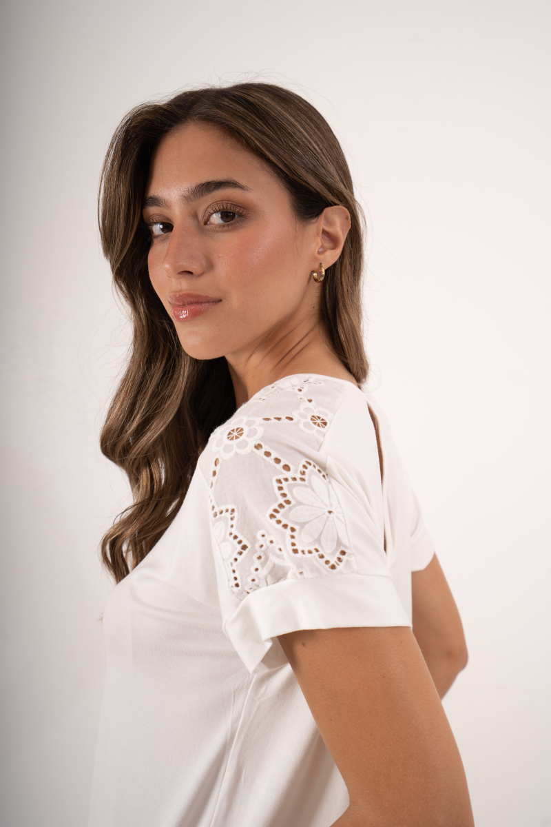Remera de modal viscosa manga dolman con broderie en hombros, puños y lágrima