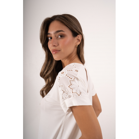 Remera de modal viscosa manga dolman con broderie en hombros, puños y lágrima