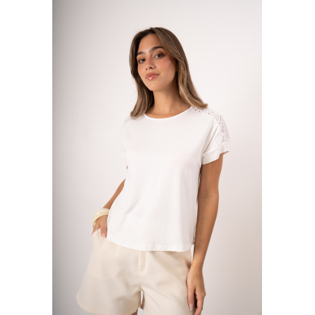 Remera de modal viscosa manga dolman con broderie en hombros, puños y lágrima