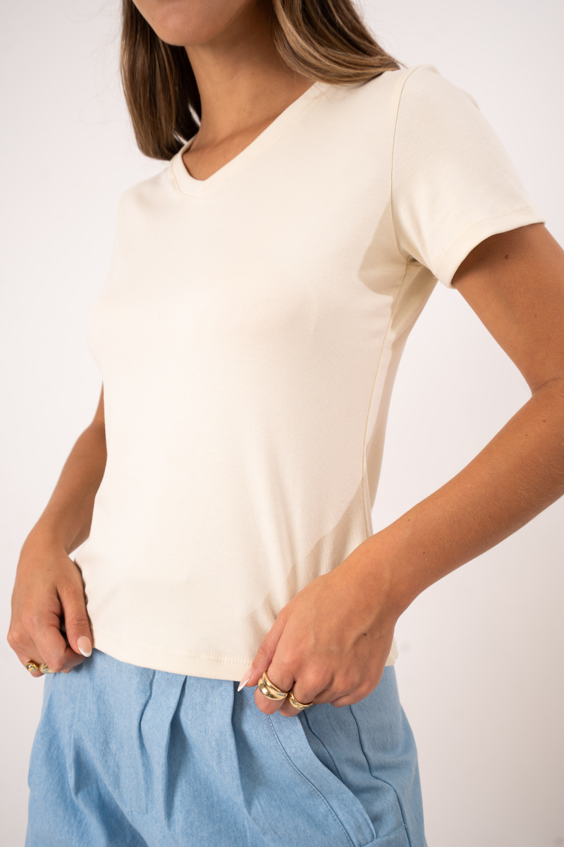 Remera de tejido de punto liso básica con escote en "V"