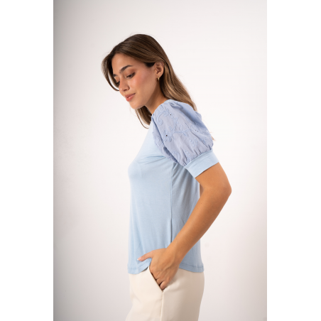 Remera de modal viscosa con mangas en broderie, puños y lágrima