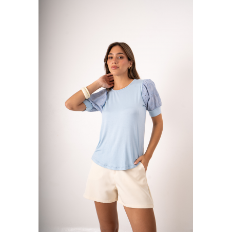 Remera de modal viscosa con mangas en broderie, puños y lágrima