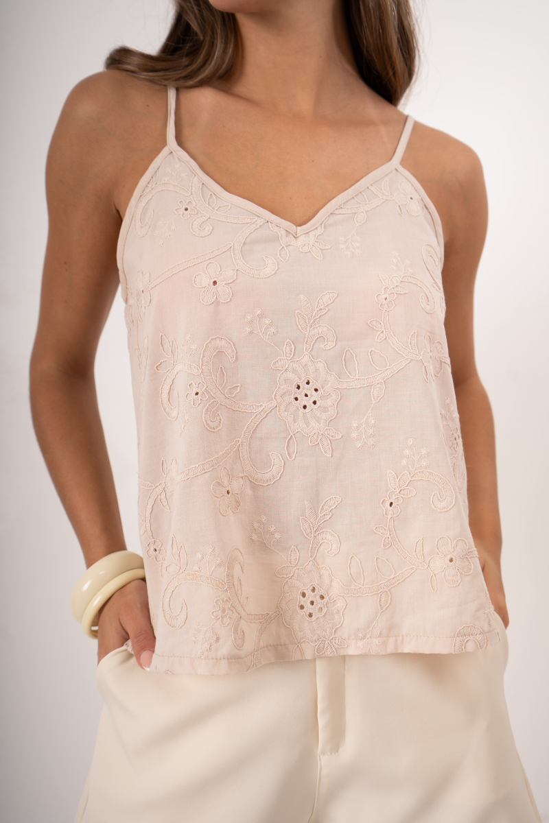 Musculosa de broderie evasé con escote en "V"