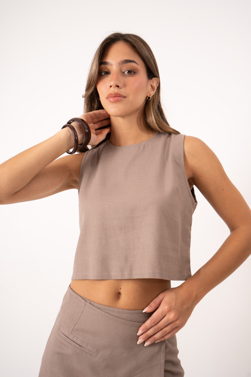 Musculosa de lino sastrero con lágrima y botón