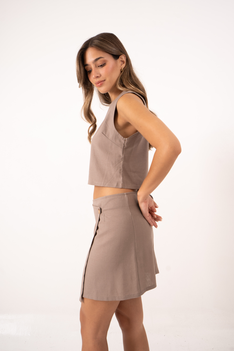 Musculosa de lino sastrero con lágrima y botón
