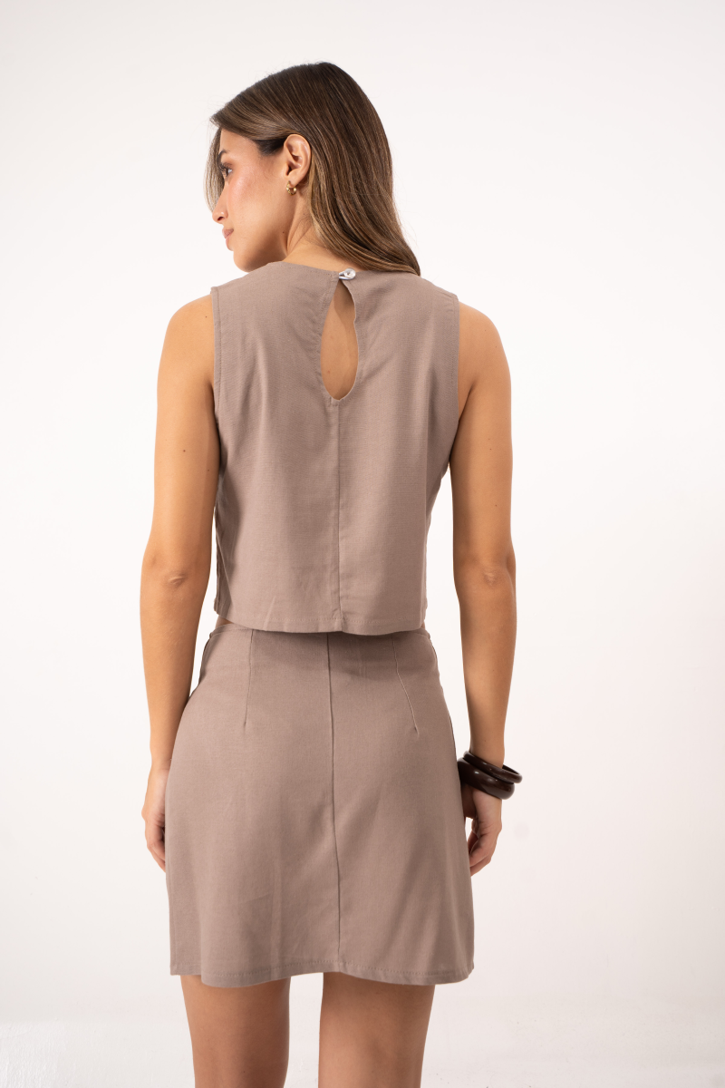 Musculosa de lino sastrero con lágrima y botón