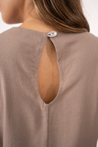 Musculosa de lino sastrero con lágrima y botón