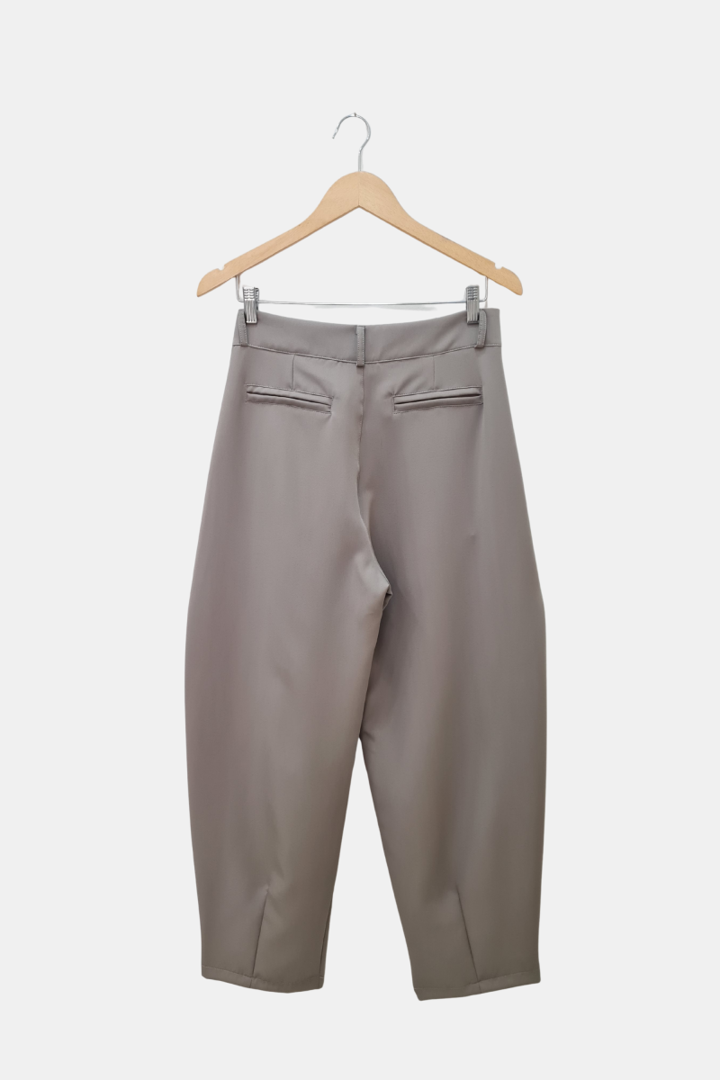 Pantalón sastrero balloon con presillas, pinzas traseras y bolsillos