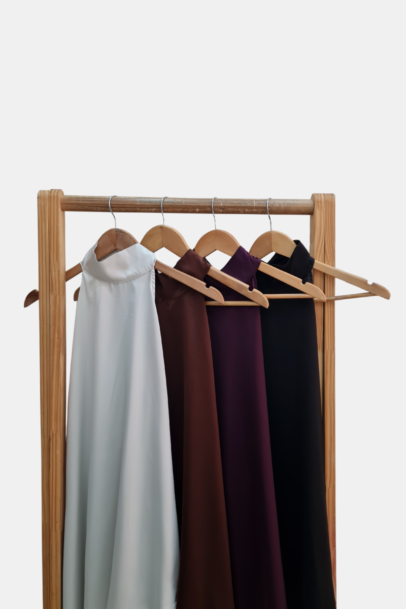Blusa de satén evasé escote halter con lazo, espalda baja y terminación asimétrica