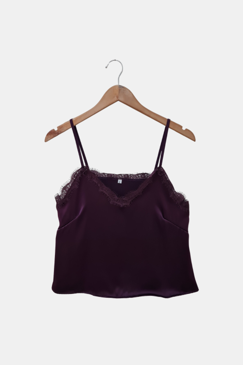 Solera de satén con puntillas y pinzas