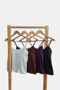 Solera de satén con puntillas y pinzas