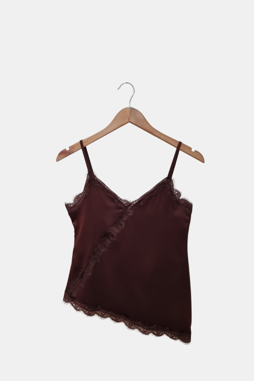 Solera de satén asimétrica escote en "V" con puntillas y breteles regulables