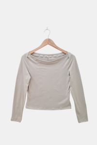Remera de modal soft con cuello bote superpuesto