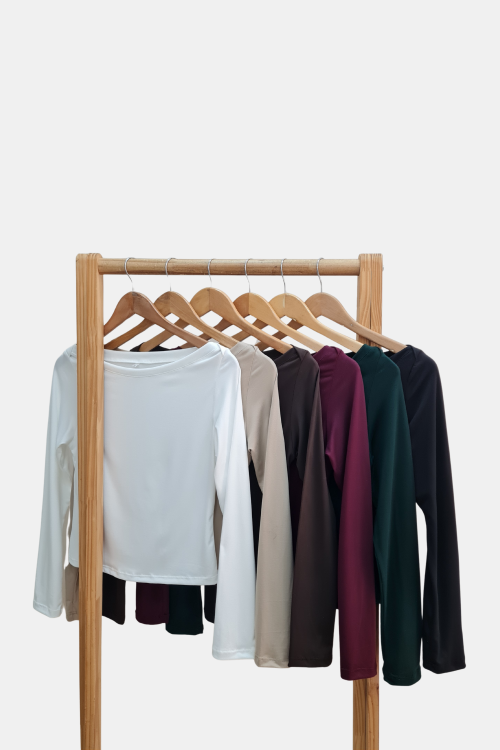 Remera de modal soft con cuello bote superpuesto