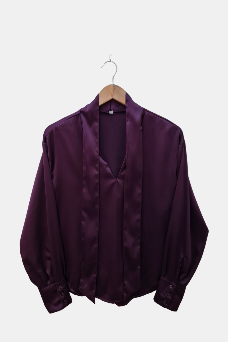 Blusa de satén escote en "V" con lazo, hombros caídos y mangas abullonadas
