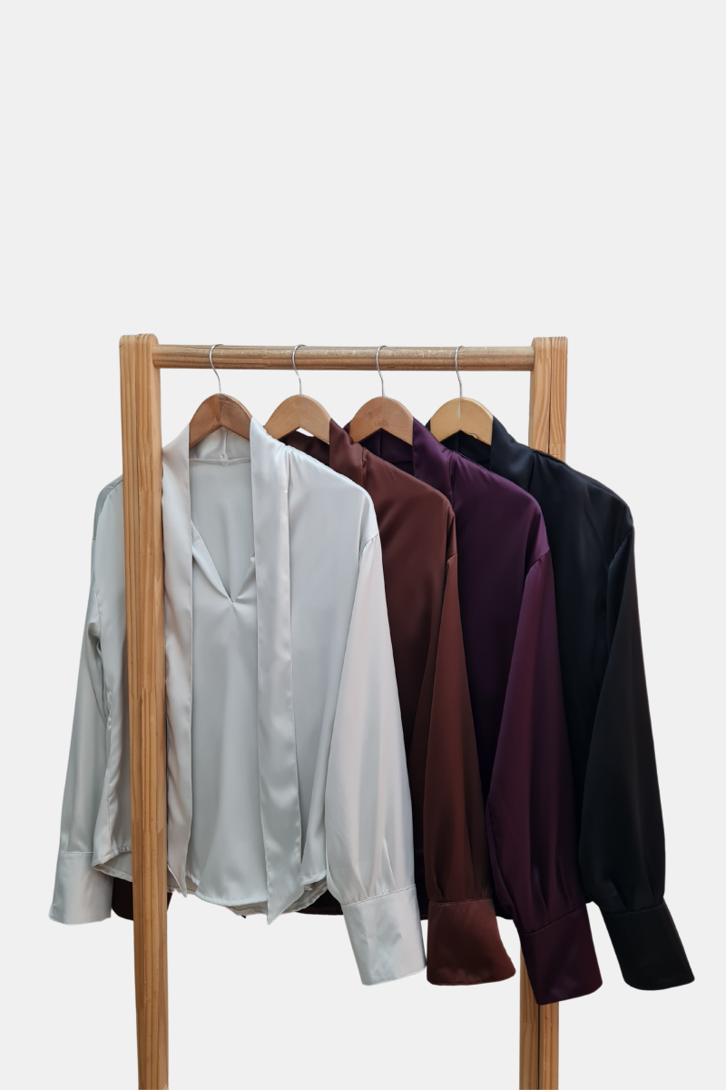 Blusa de satén escote en "V" con lazo, hombros caídos y mangas abullonadas
