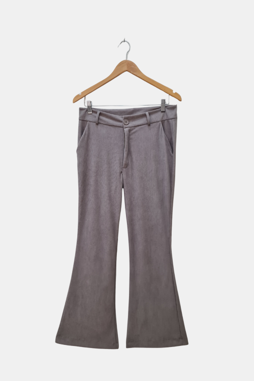 Pantalón de corderoy acampanado con botón, cierre y bolsillos