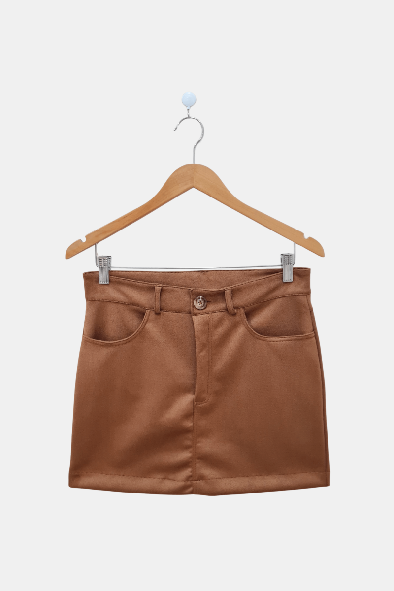 Falda de suede clásica con pasacintos, bosillos y tajo