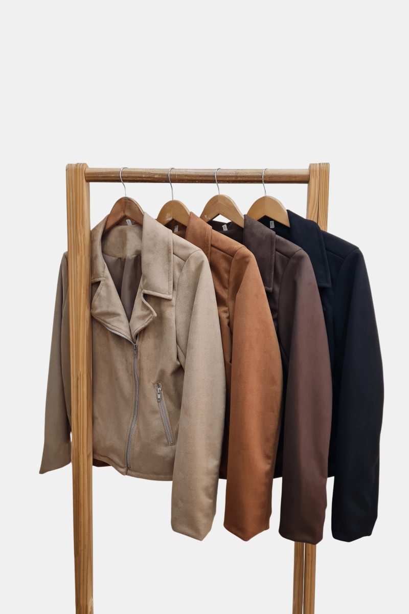 Campera biker de suede forrado con cierres metálicos y bolsillos