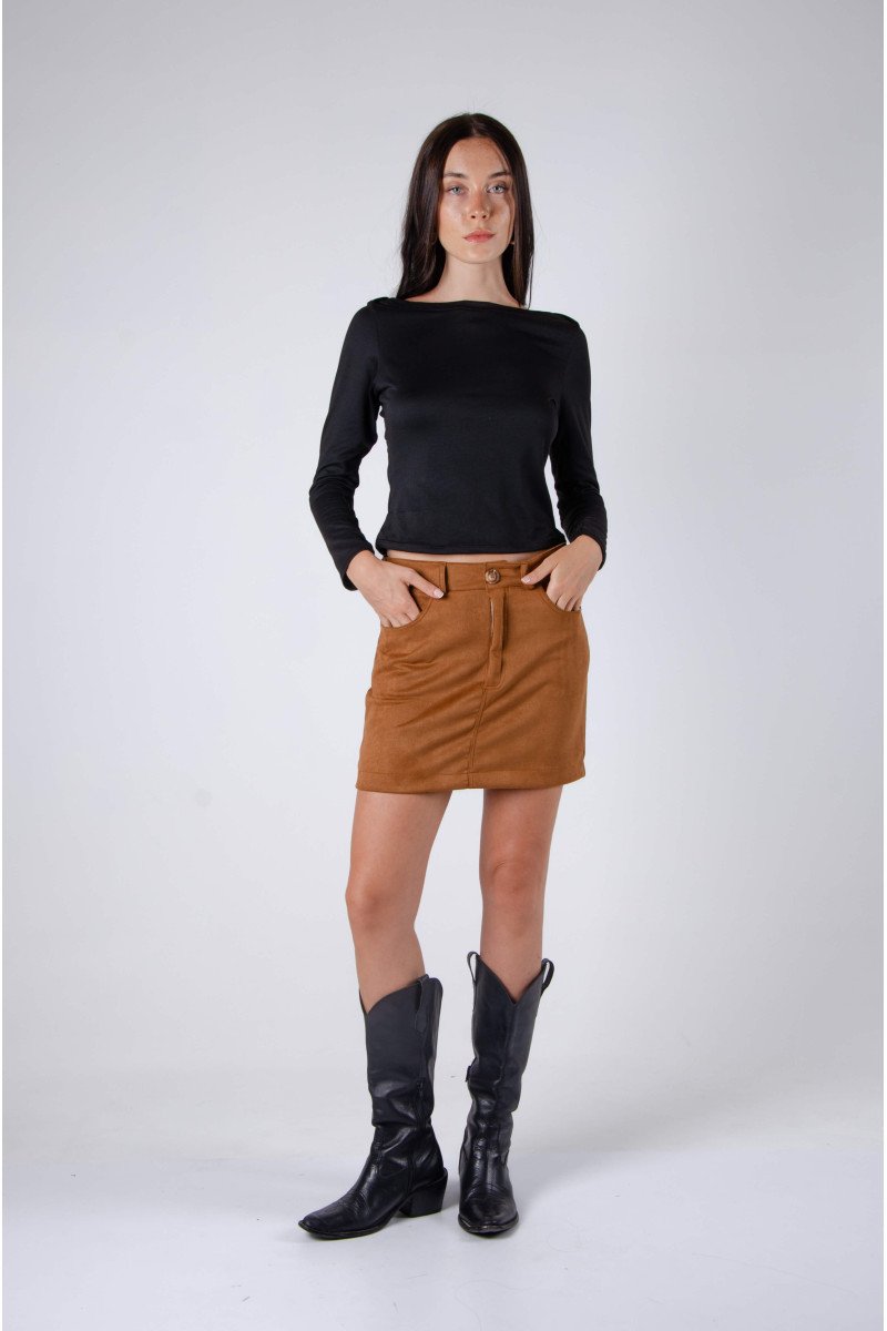 Falda de suede clásica con pasacintos, bosillos y tajo