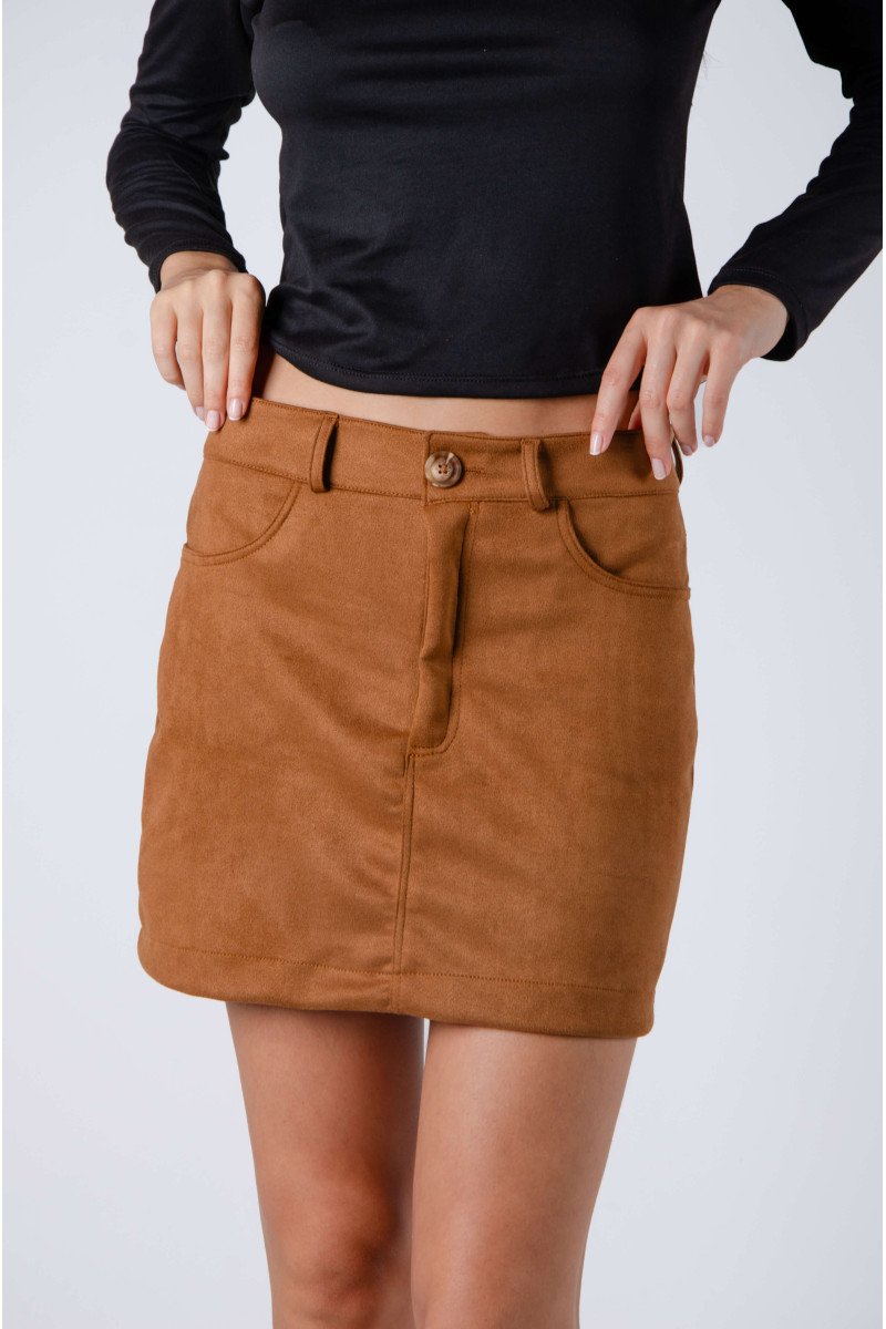 Falda de suede clásica con pasacintos, bosillos y tajo