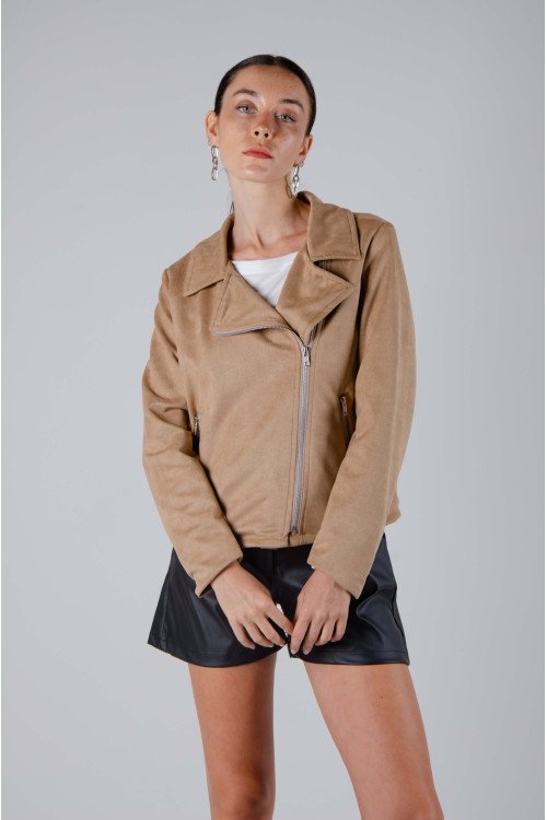 Campera biker de suede forrado con cierres metálicos y bolsillos