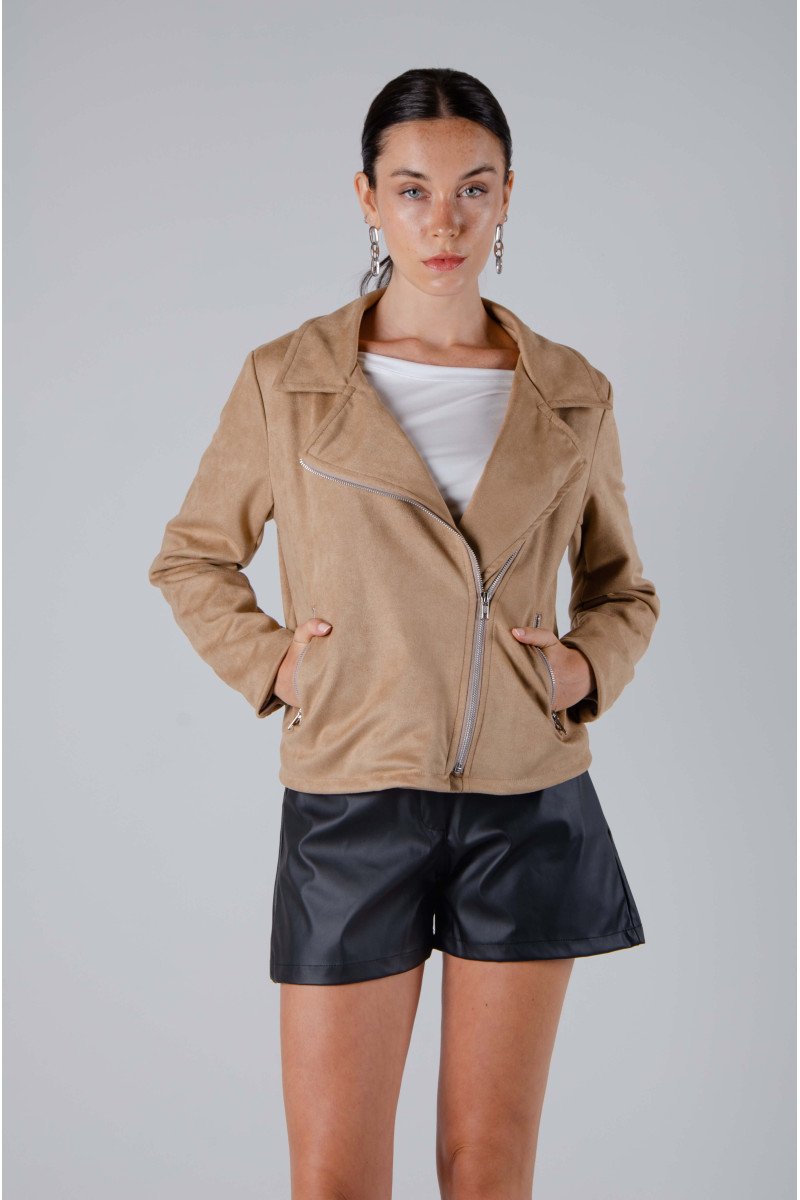 Campera biker de suede forrado con cierres metálicos y bolsillos