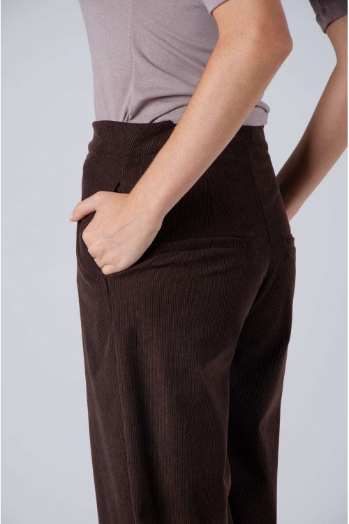 Palazo de corderoy ancho con botón y cierre, pinzas y bolsillos
