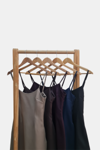 Vestido solero sastrero con pinzas, breteles regulables y cierre invisible