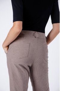 Pantalón de corderoy acampanado con botón, cierre y bolsillos