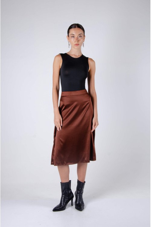 Falda midi evasé de satén con cierre invisible