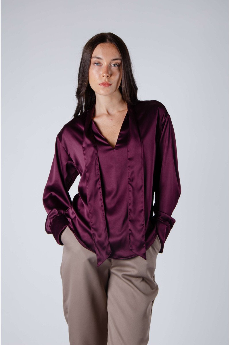 Blusa de satén escote en "V" con lazo, hombros caídos y mangas abullonadas