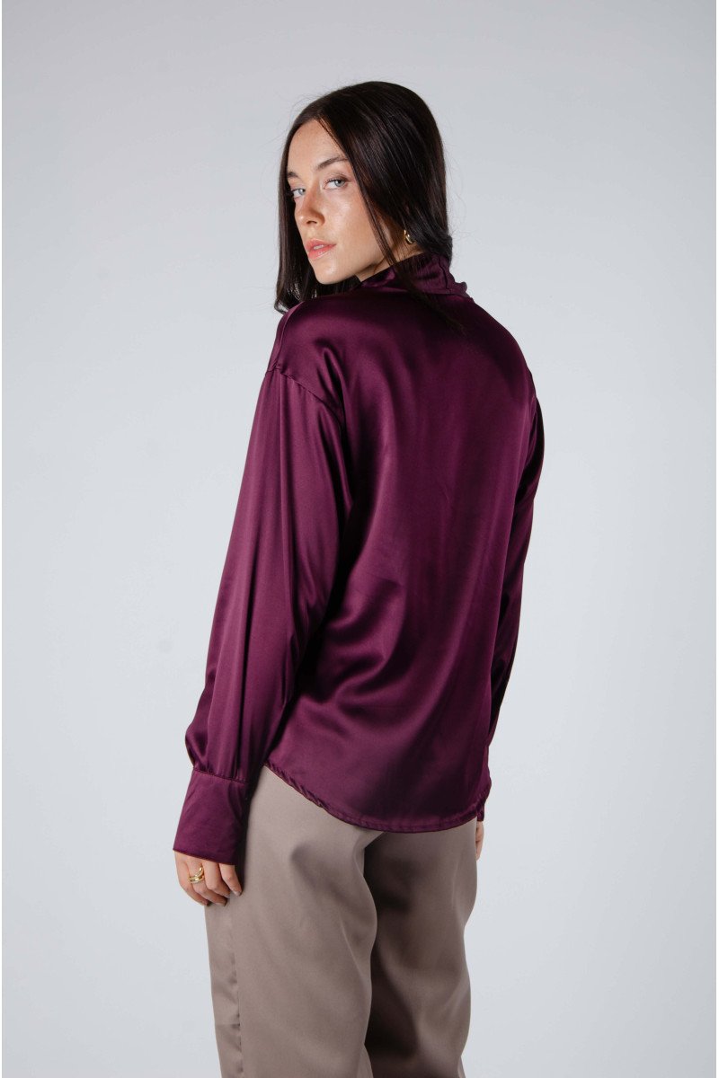 Blusa de satén escote en "V" con lazo, hombros caídos y mangas abullonadas