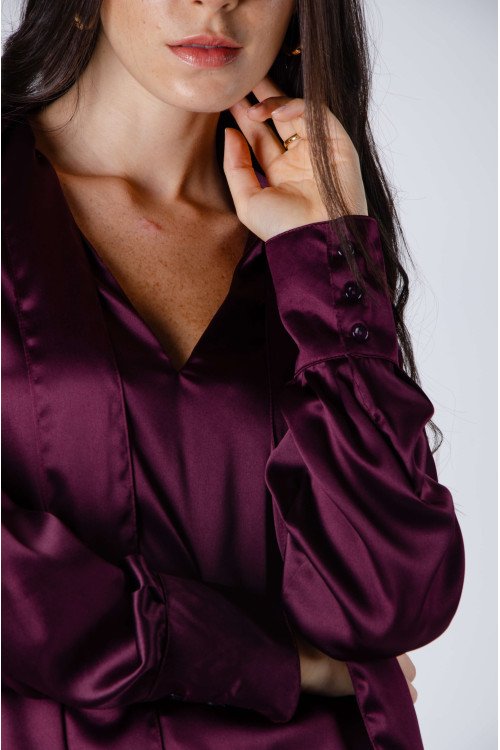 Blusa de satén escote en "V" con lazo, hombros caídos y mangas abullonadas